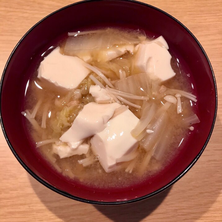 白菜入り豆腐とえのきの味噌汁